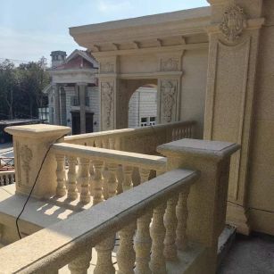 苏州 黄金麻别墅外墙干挂雕花配合阳台栏杆花瓶柱