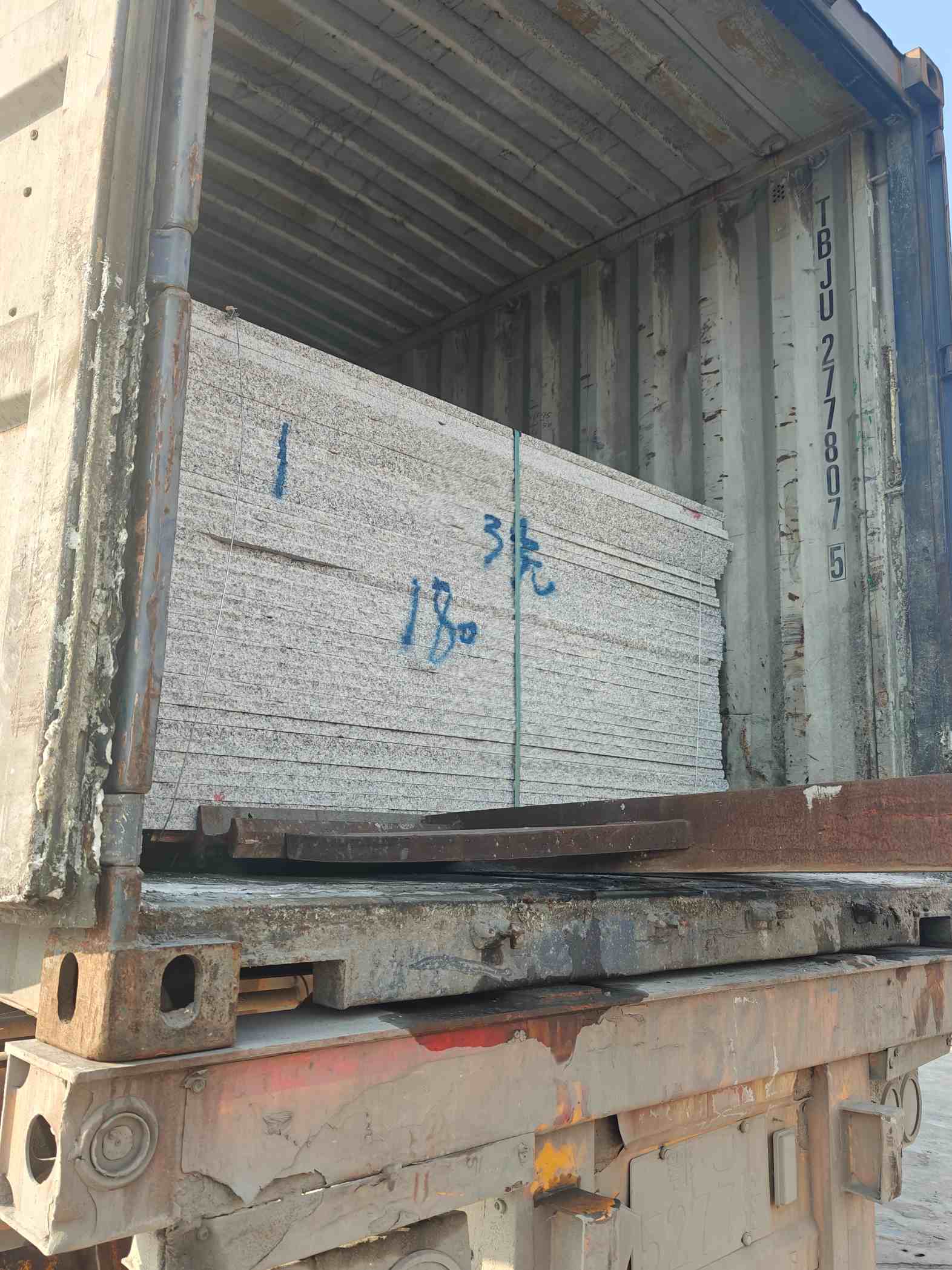 苏州 芝麻白花岗岩石材3.0公分光面毛板装柜出货