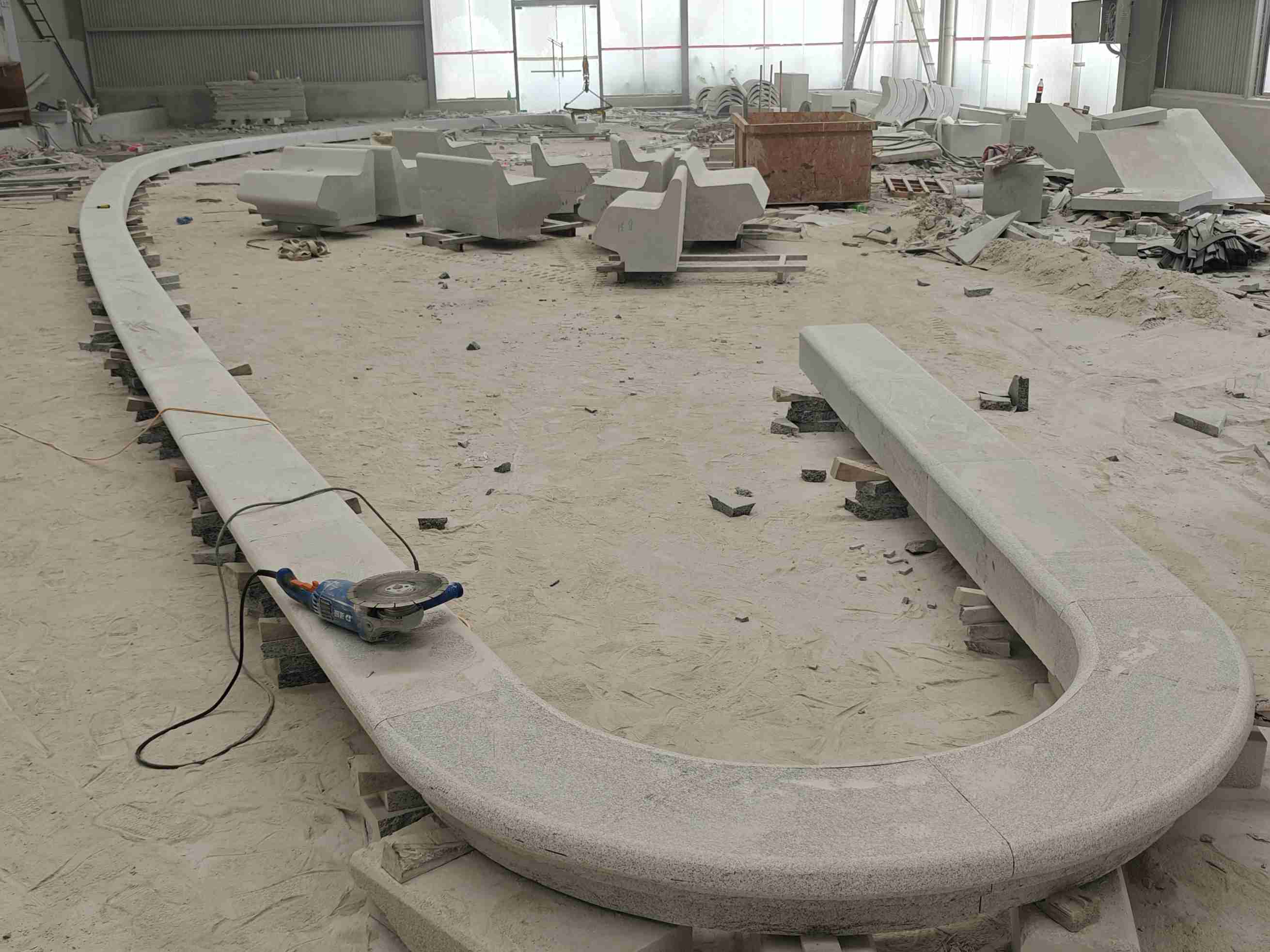 苏州 芝麻白花岗岩弧形花坛石，坐凳石