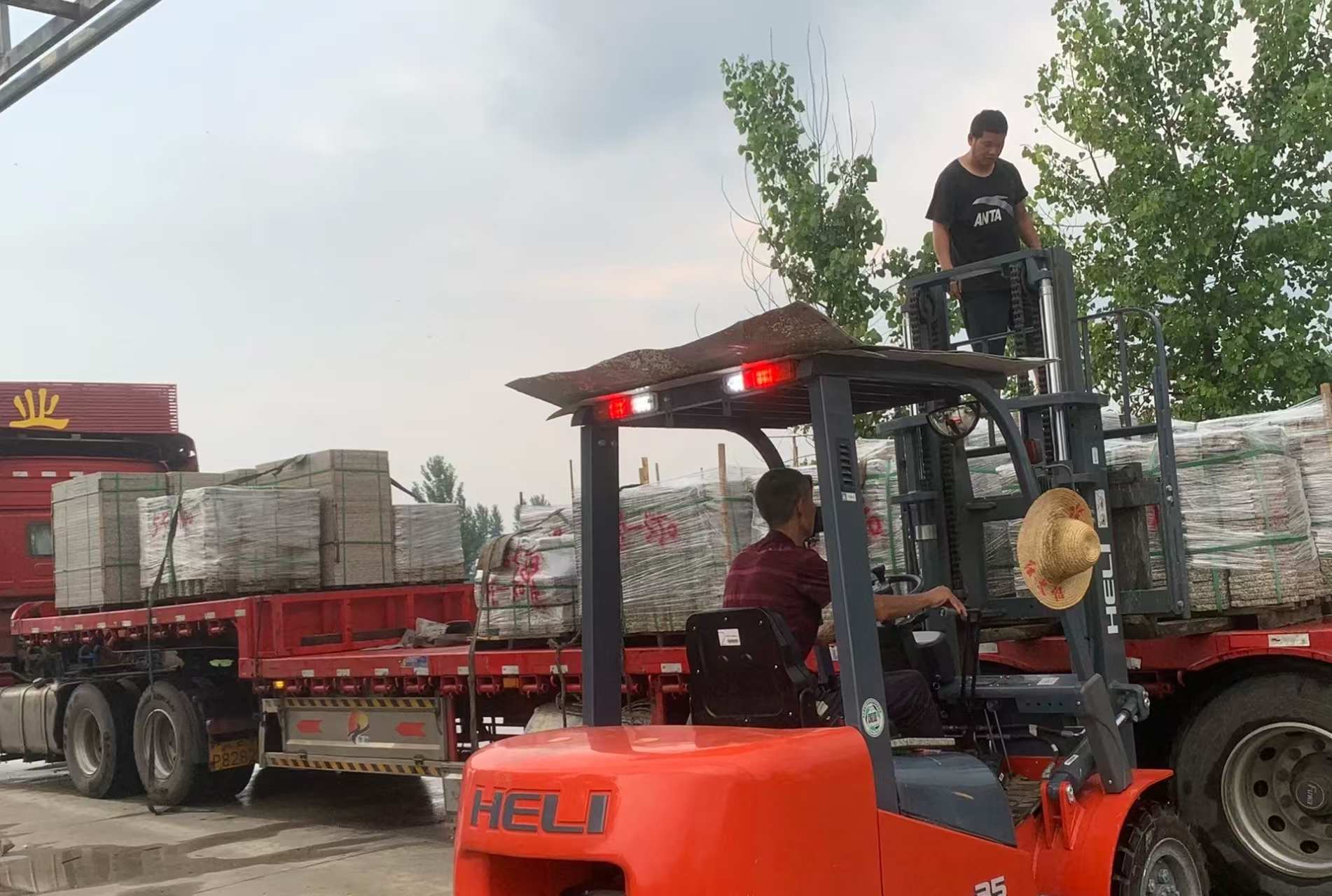 苏州 黄金麻冰裂纹，地铺石装车