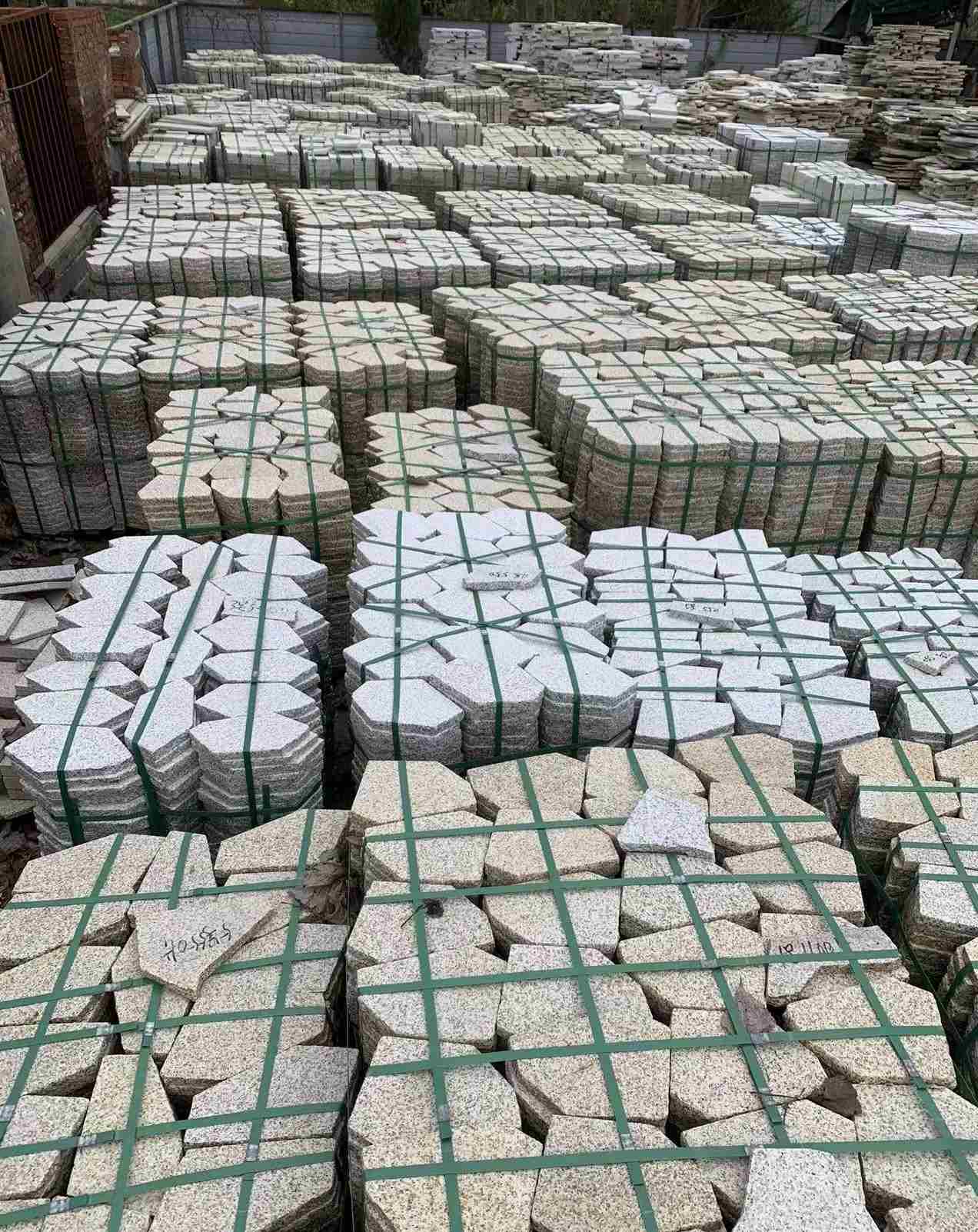 苏州 黄金麻白麻花岗岩荔枝面地铺石(冰裂纹)