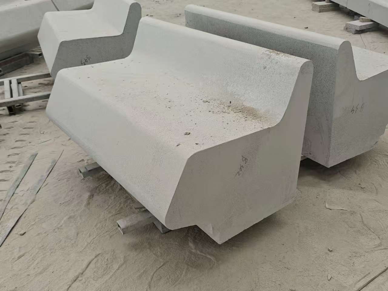 苏州 芝麻白花岗岩异形坐凳，石凳