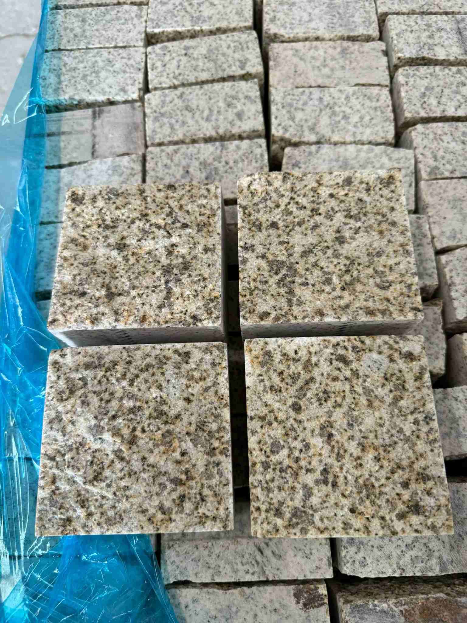 苏州 黄金麻花岗岩自然面小方块，弹石，马蹄石等