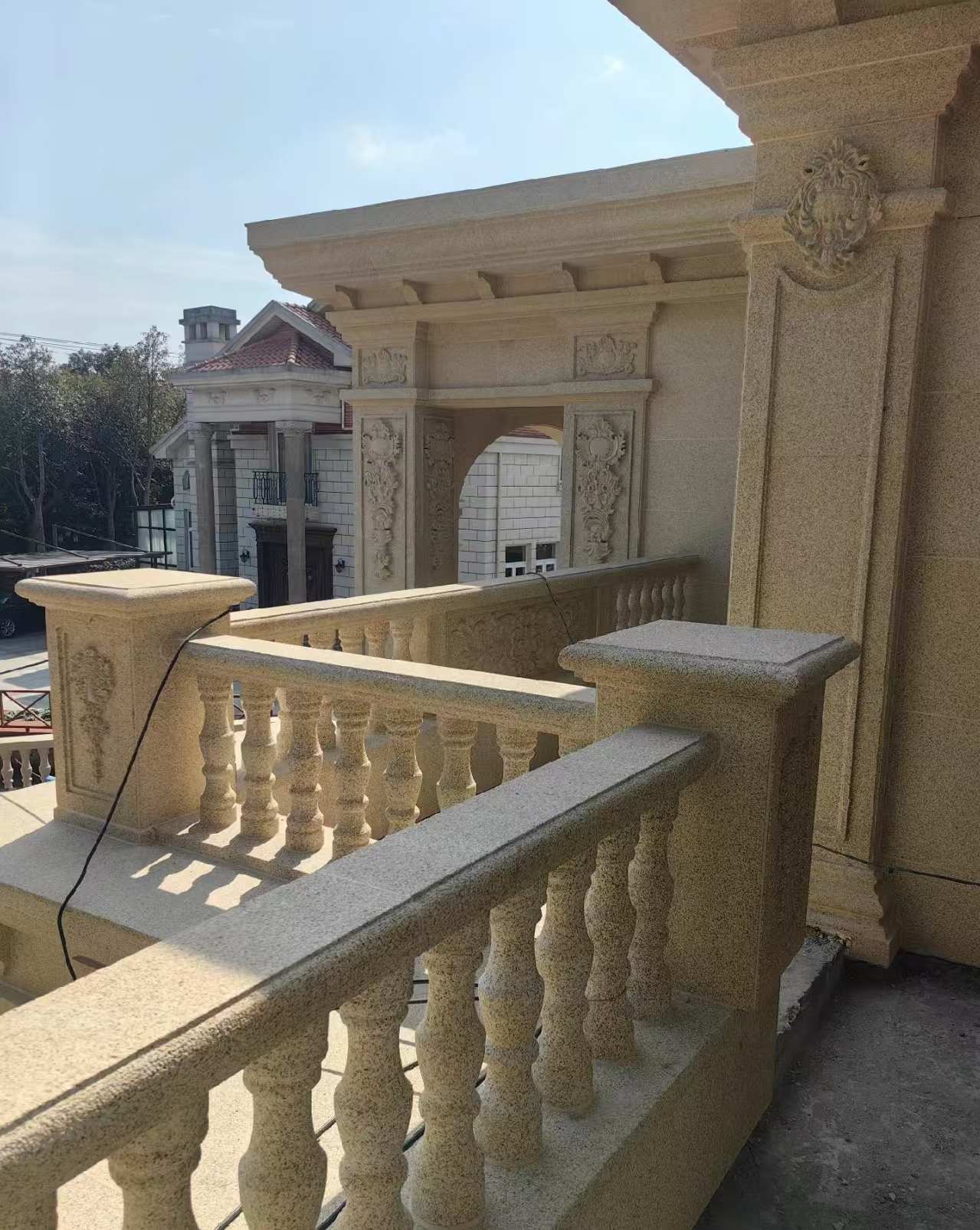 苏州 黄金麻别墅外墙干挂雕花配合阳台栏杆花瓶柱