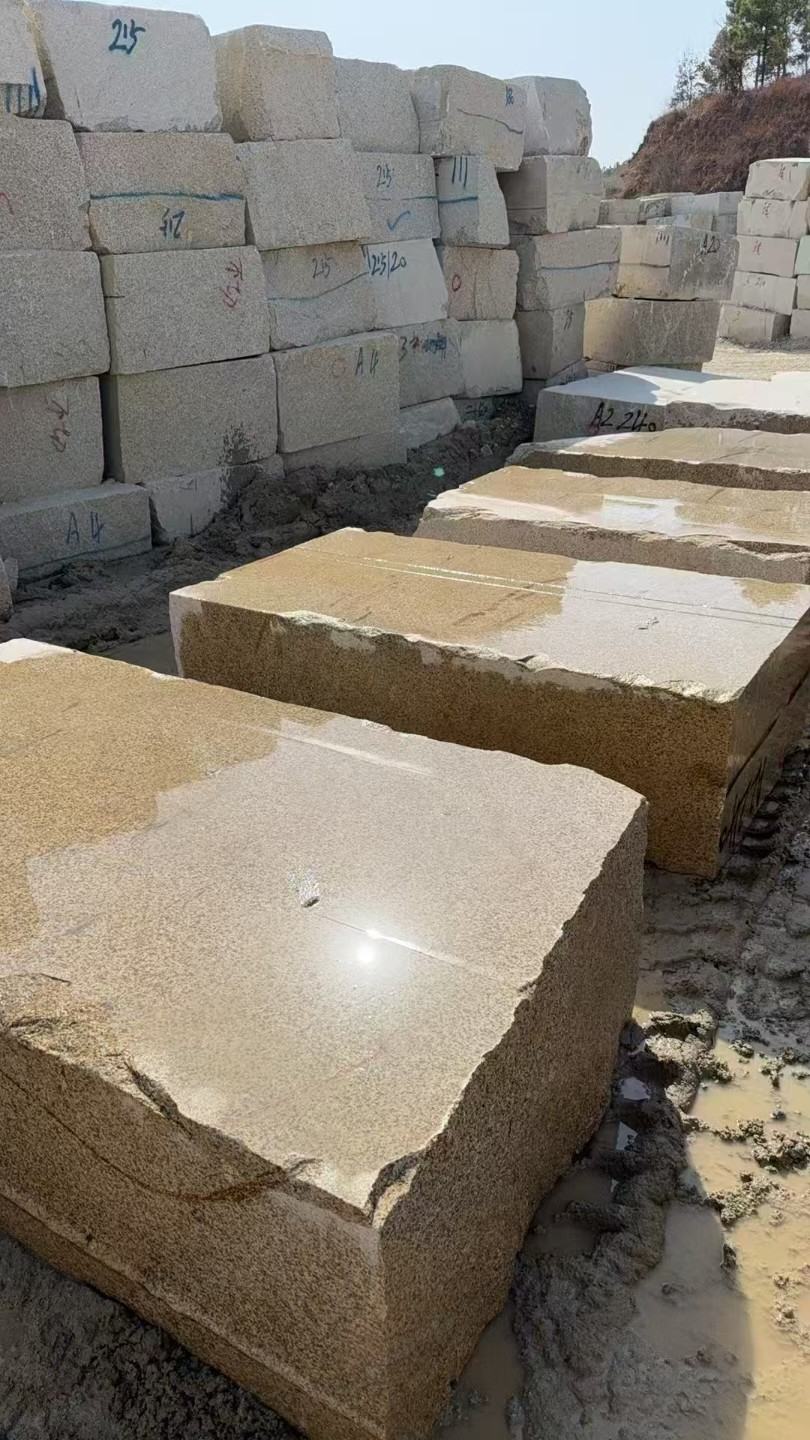 苏州 黄金麻方料堆场洗料分选中，原材料充足