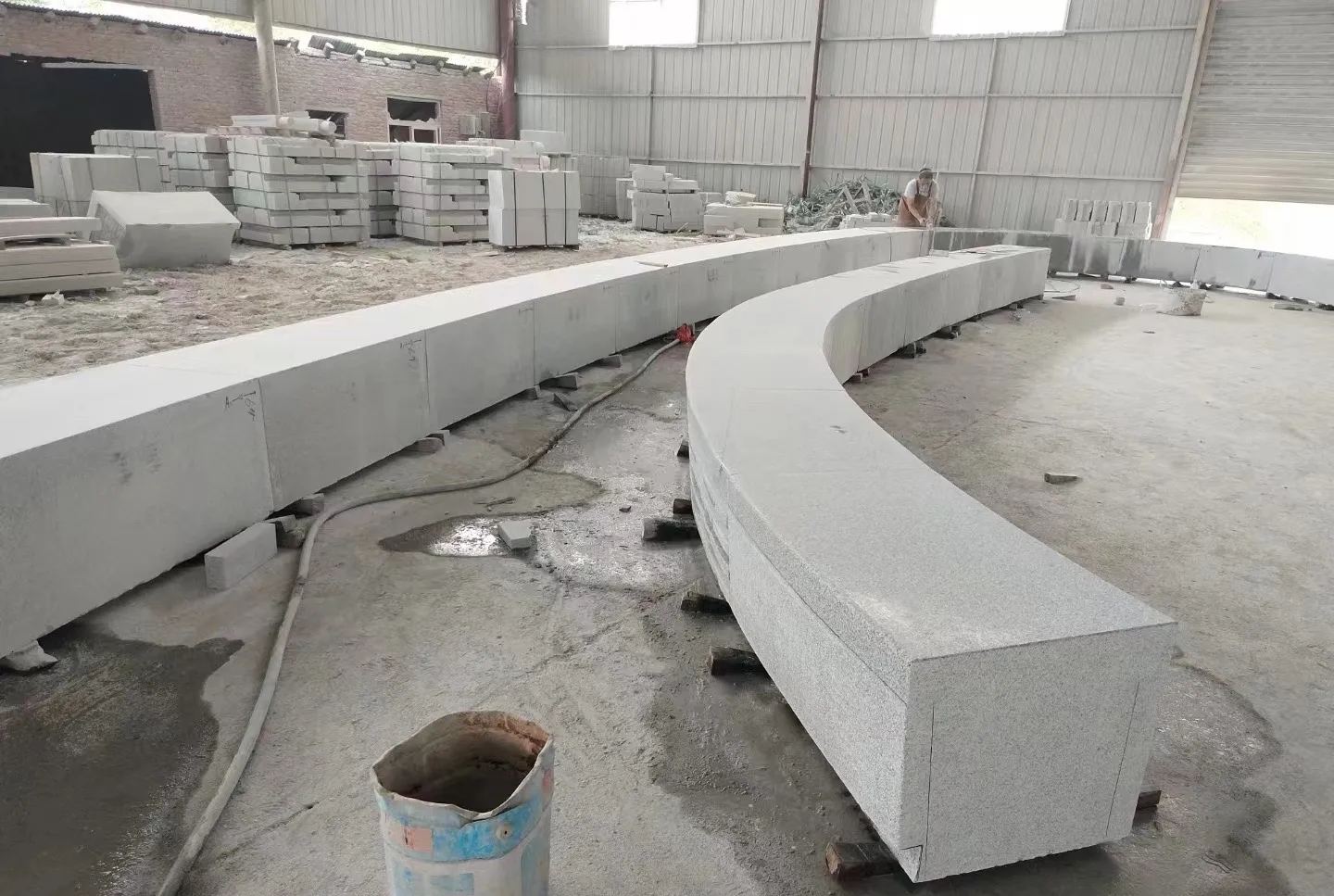 苏州芝麻白花岗岩石板材 园林光面弧形坐凳