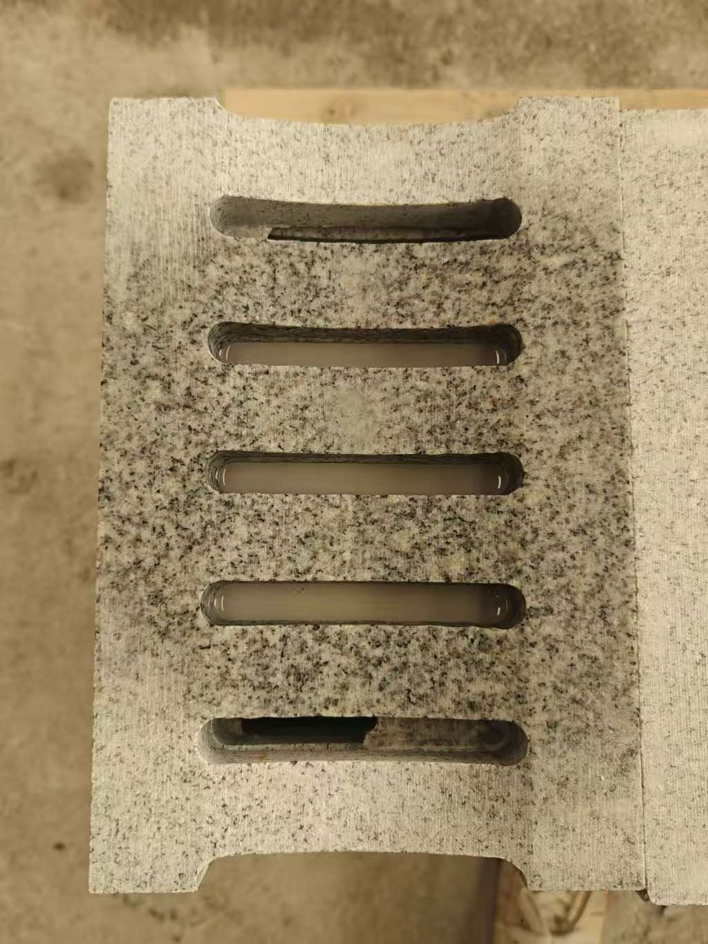 苏州 芝麻白拉丝面花岗岩U型开槽排水槽